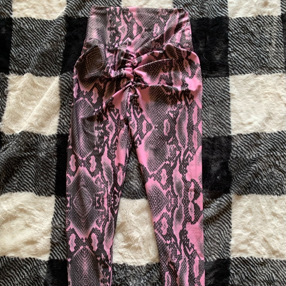 ABS2B scrunch butt leggings - size Small